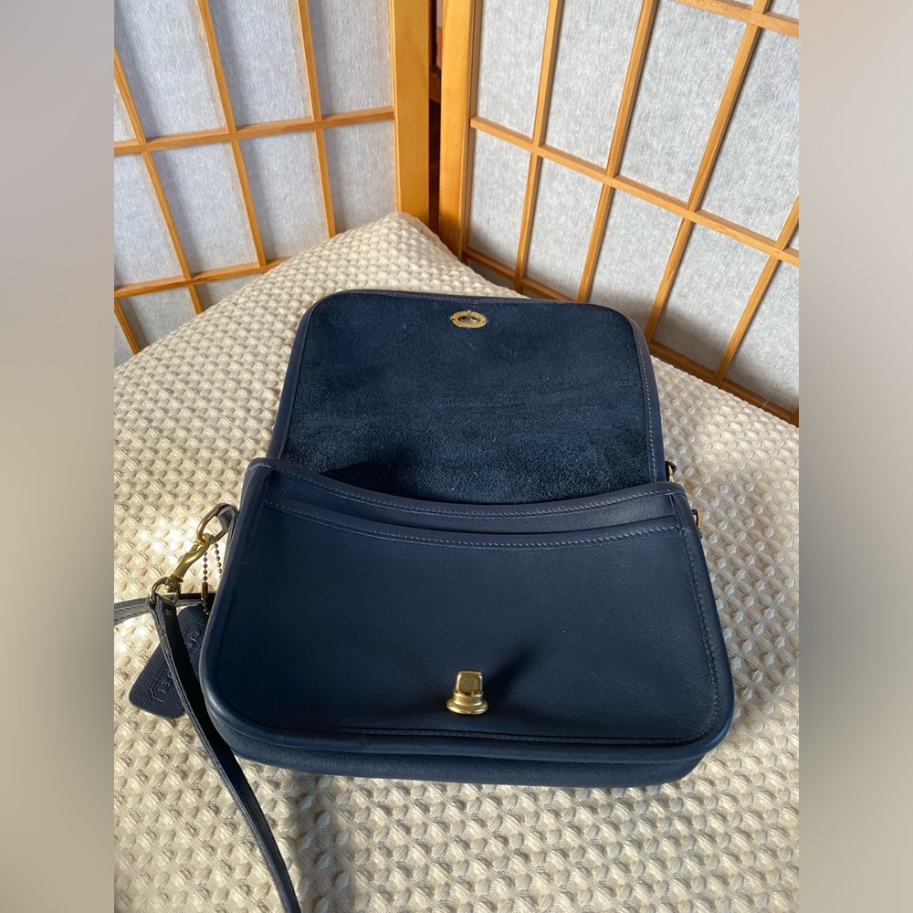 Coach Leather Purse / Navy
Leather Bag / Coach Pocket... - Picture 11 of 16